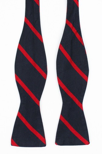 Pajarita ajustable de colección Prides Landing azul marino/rojo a rayas de seda Repp - Imagen 2 de 4