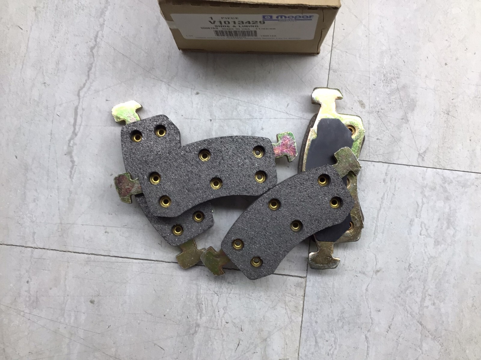 Mopar V1013429 Disc Pads and Brake Shoes - Disc Brake Pad Set  