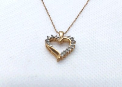 Wunderschönes Halskette 10 Karat Gelbgold Herz mit Diamanten, 2,2 Gramm