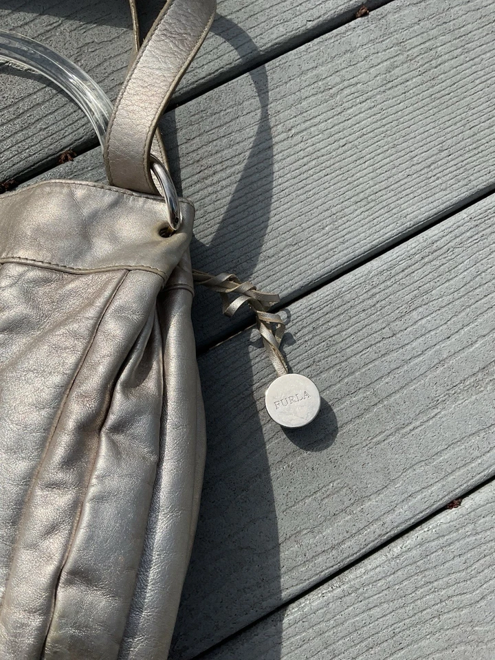 Cartera FURLA plateada metálica con asa Lucite y correas de cuero ajustables Foto 2 de 4