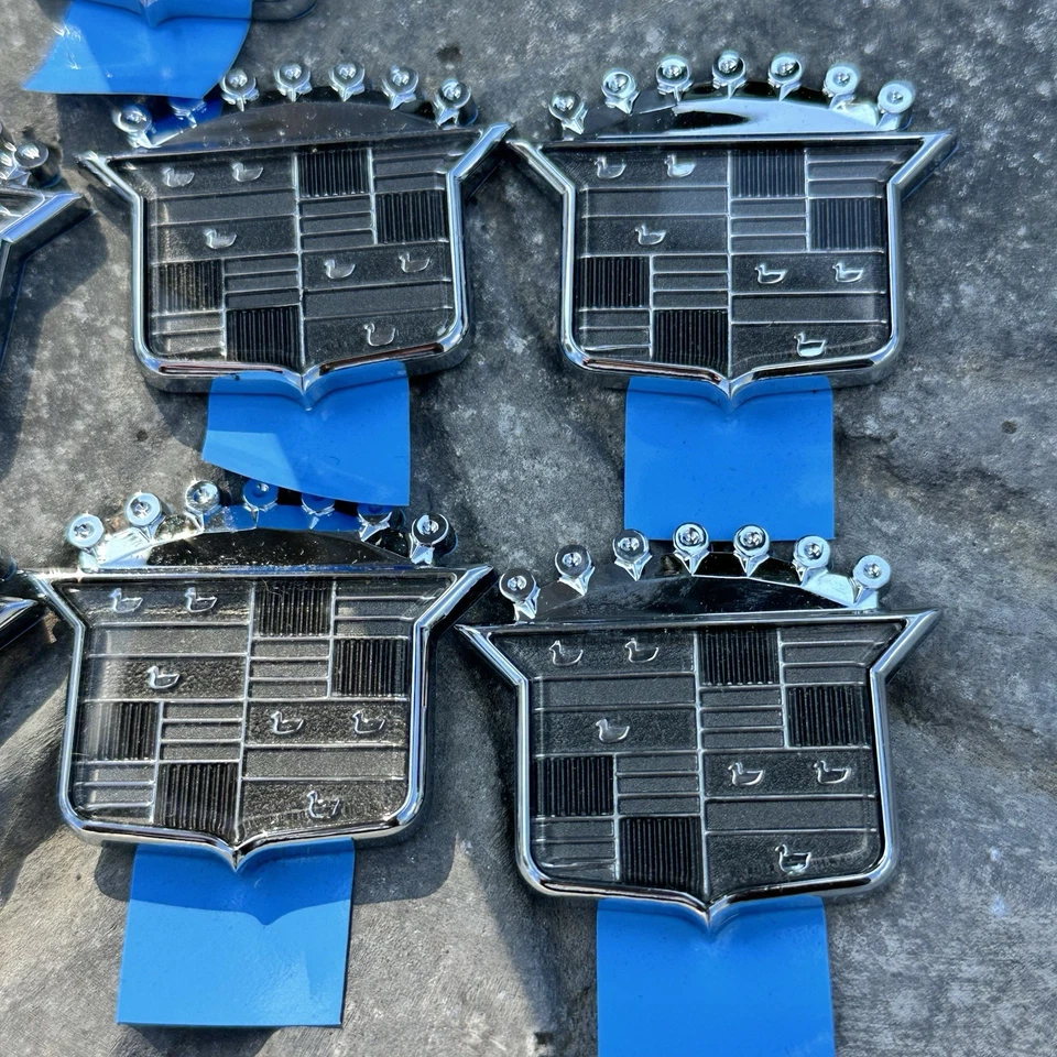 Lote De 10 Placas De Nombre Emblema General Motors Cadillac # 25676201 Fabricantes Originales Nuevas De Colección Foto 3 de 4