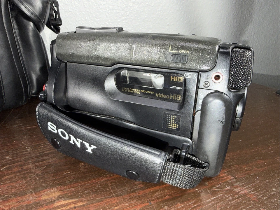 Sony CCD-TR81 Hi8 Handycam Camcorder Video Camera Bundle Tested Working READ! - Image 4 of 4