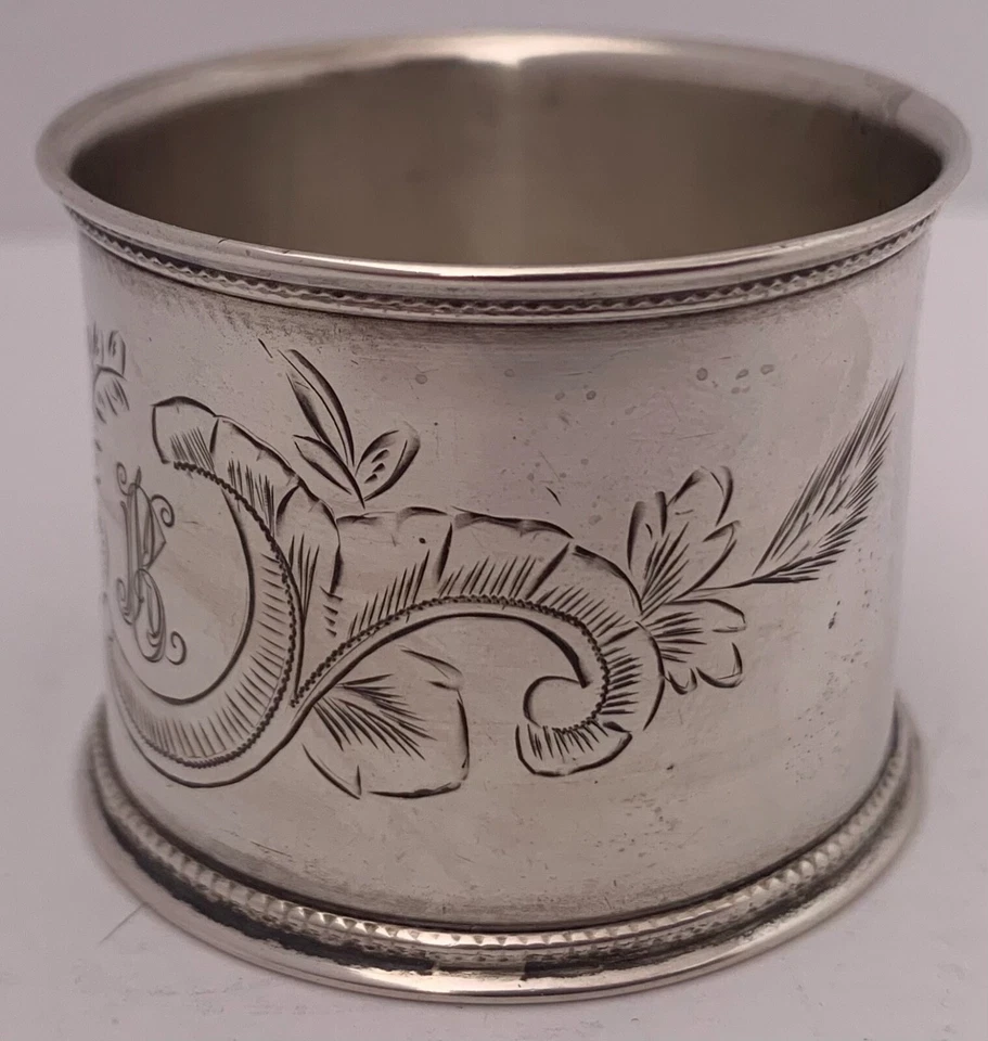 PRECIOSO ANILLO SERVILLETA FINO RUSO PLATA 875 SATINADO CUENTAS GRABADO A MANO C. 1885  Foto 3 de 4