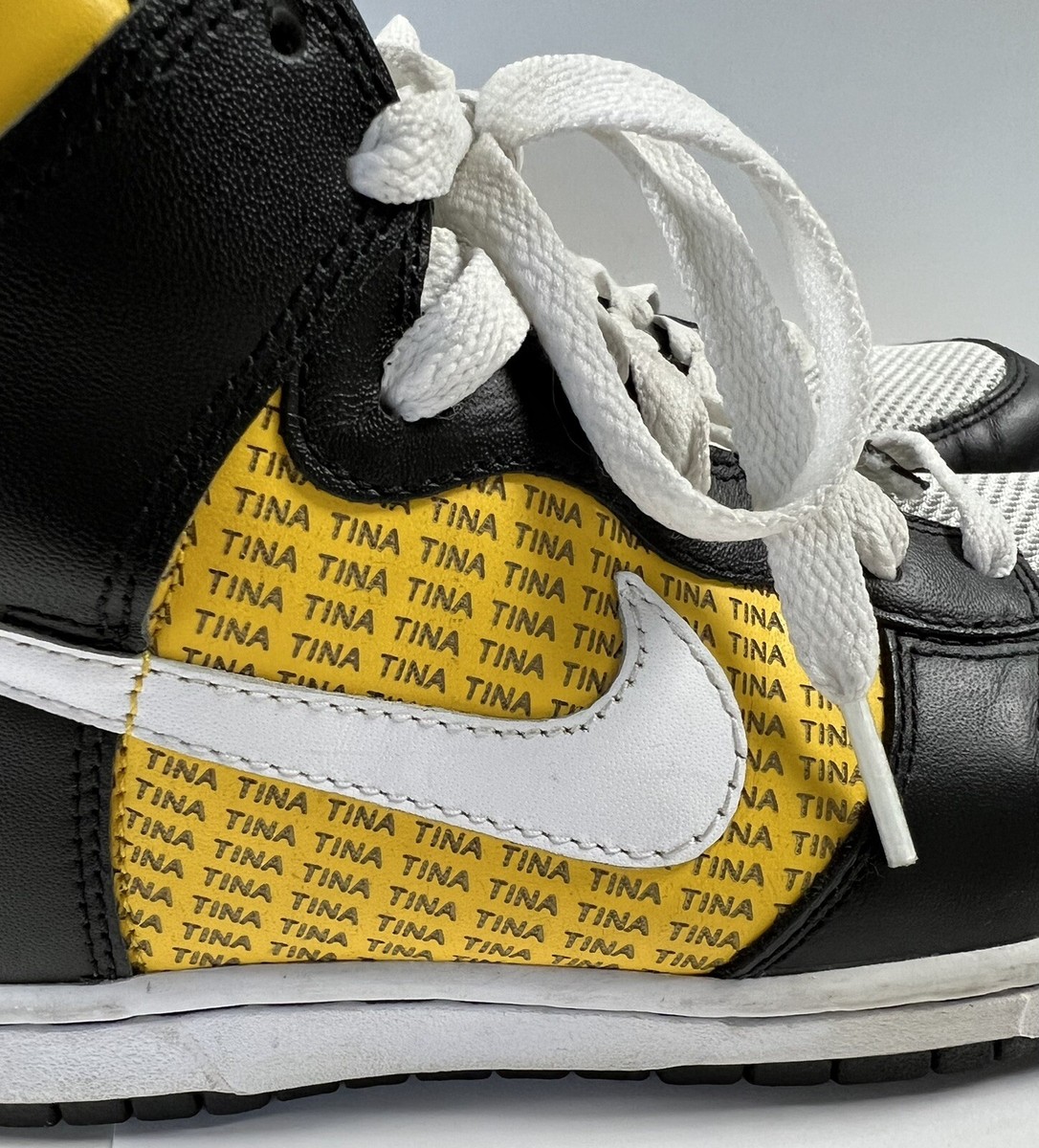 靴 Nike Dunk High University Gold and Black This Nike Dunk High Is Dressed In University Gold Black