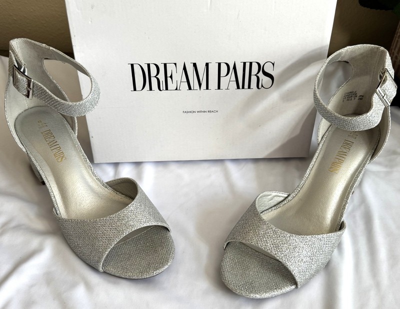 DREAM PAIRS Women's CHUNKLE Size 9 Silver / Glitter NIB