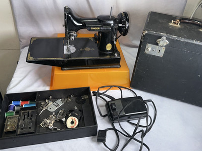 Singer Featherweight 221-1 Sewing Machine - 1948 ''AH'' Series AH642759 -Works