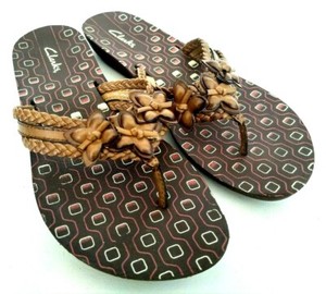 clarks brown flip flops