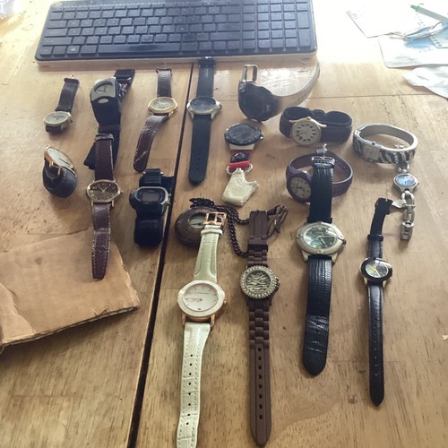 lotto orologi vintage.Molti vecchi quarti,alcuni caricatori.parti,molte marche. - Foto 5 di 12