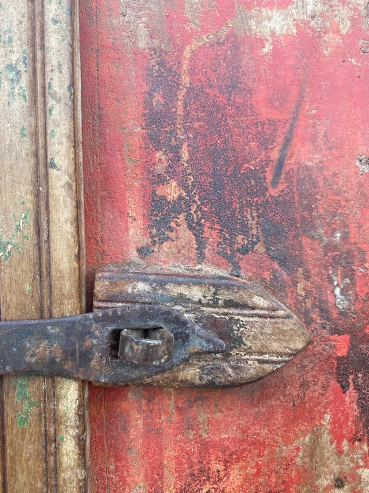 Antigua puerta de ventana de casa antigua roja rústica hecha a mano original de madera antigua del siglo XVIII Foto 4 de 4