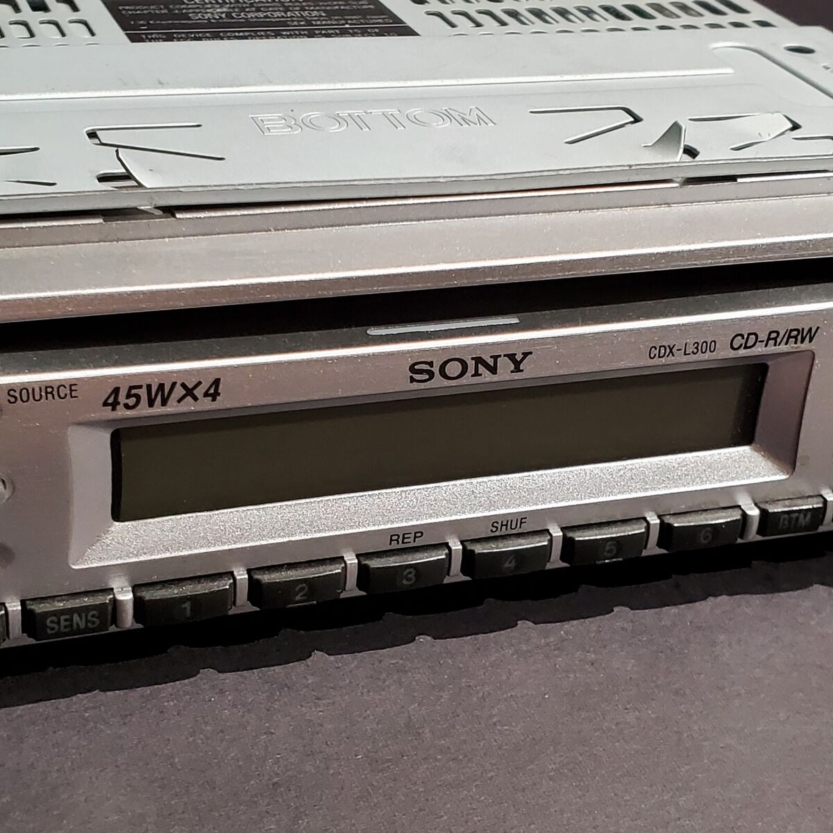 Sony CDX-L300 FM/AM Compact Disc CD Player Car Stereo - Unit Sony CDX-L300 FM/AM Compact Disc CD Player Car Stereo - Unit