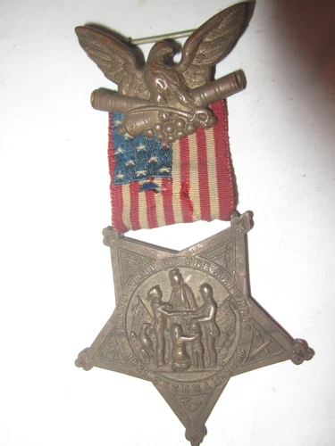 GAR Grand Army of The Republic 1861 - 1866 US Civil War Veterans Medal / Badge
