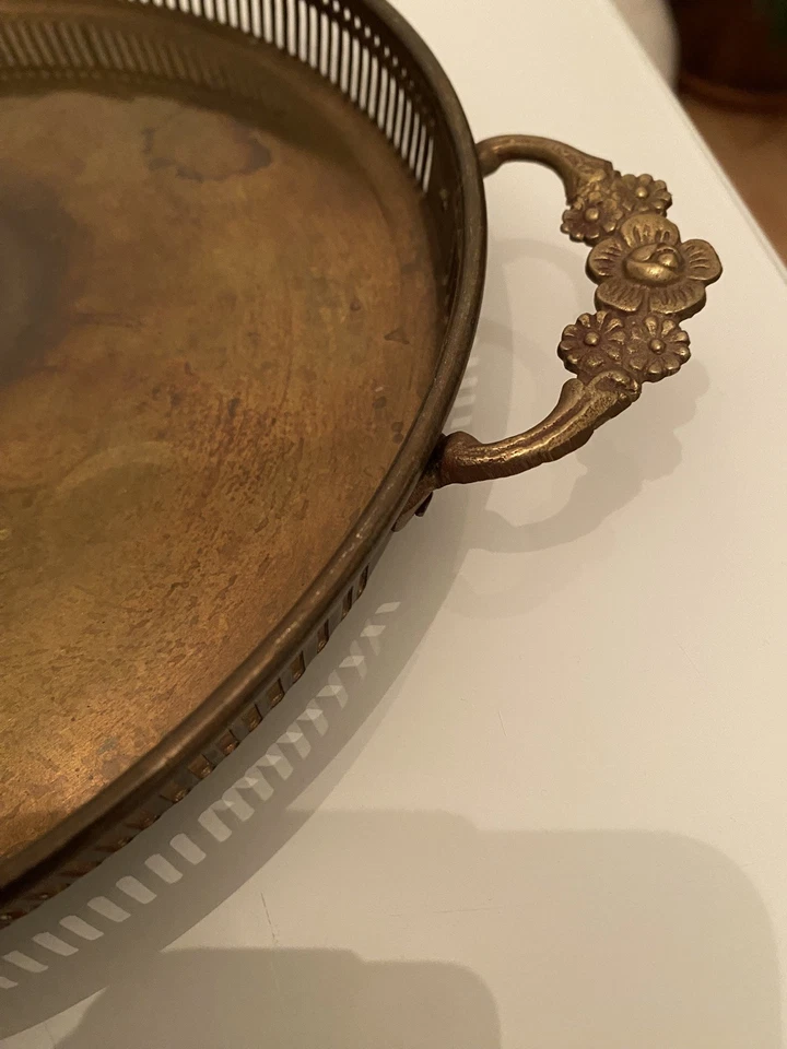 Altes rundes Messing Tablett ca. 24 cm Blumengriffe vintage (21) - Bild 3 von 4