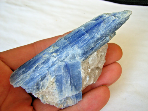 Absolut naturbelassene, blaue DISTHEN oder KYANIT Kristalle mit Muttergestein