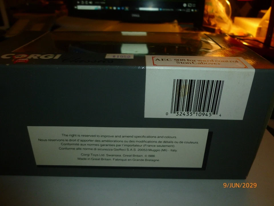 NEW Corgi Classics 5 Ton Cabover, Somerlite Ltd, Oil Truck AEC 508 - Image 3 of 4