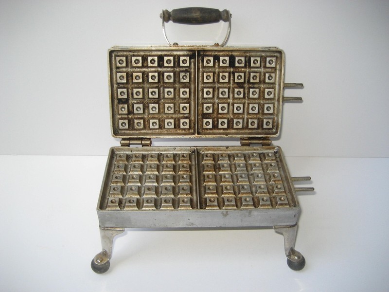 "UNIVERSAL" WAFFLE MAKER IRON - VINTAGE 1916 - LANDERS, FRARY & CLARK - NO CORD
