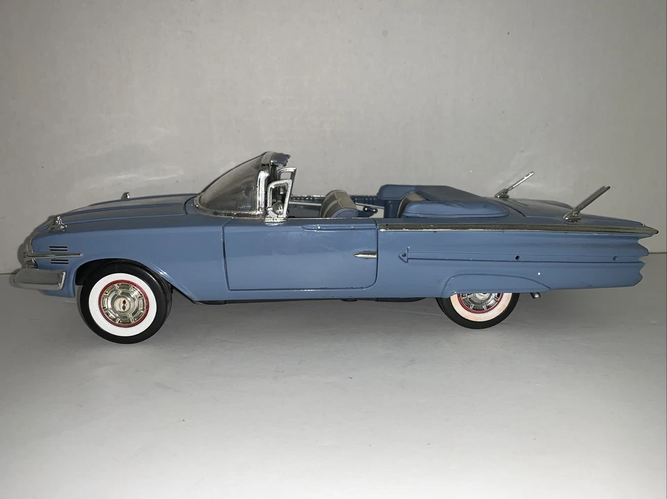 Coche modelo diecast Sun Star 1960 Chevy Impala convertible escala 1:18 Foto 3 de 4
