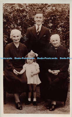 R289302 Mann Frau Mädchen S A Johnson alte Fotografie Postkarte Rocester Staffs