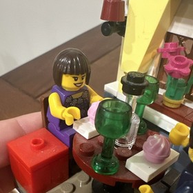 LEGO Restaurant Dining Scene with Minifigures. Valentine&rsquo;s Day proposal 40120