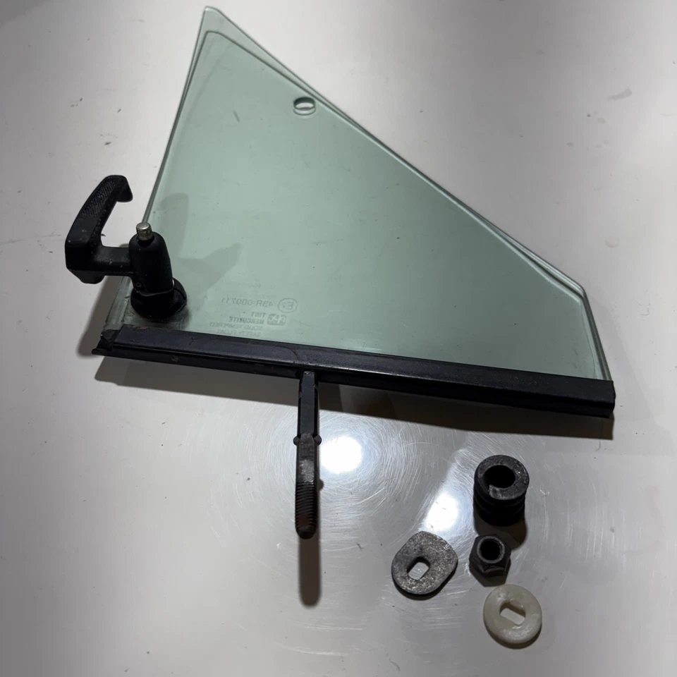 1982-1992 Jeep Cherokee vent glass (LH driver side) wing window (Comanche) - Image 3 of 4