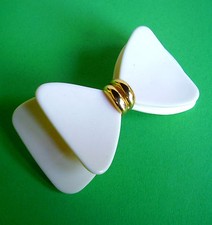 2023 / Double Knot Clasp Resin Ivory Color And Gold Metal