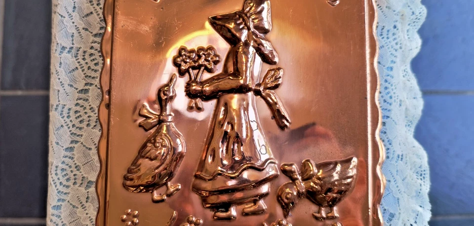 Molde rectangular de cobre de colección Welcome Friends Pennsylvania holandés o amish dama/niña Foto 4 de 4