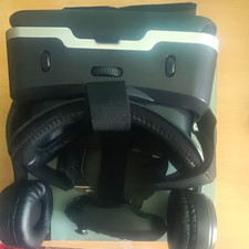 Standalone VR Headset with Built-In Headphones, Black/White Plastic