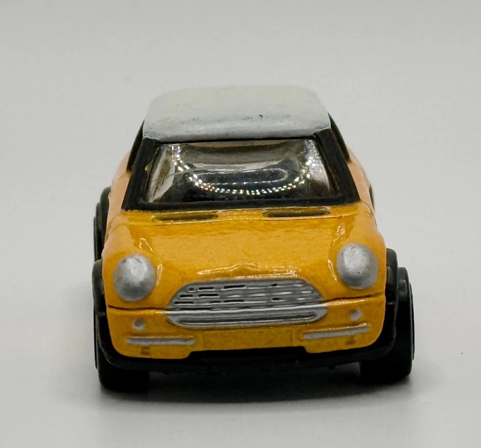Hot Wheels MINI COOPER YELLOW 1:64 SCALE DIECAST MODEL CAR 2001 Malaysia - Image 2 of 4