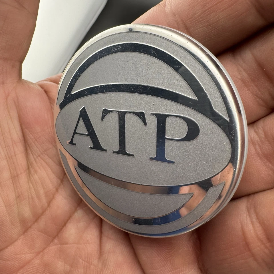 RUEDAS ATP PERFORMANCE Tapa central Cubierta de cubo de rueda Buenos clips 2 1/4 pulgadas de diámetro Foto 3 de 4