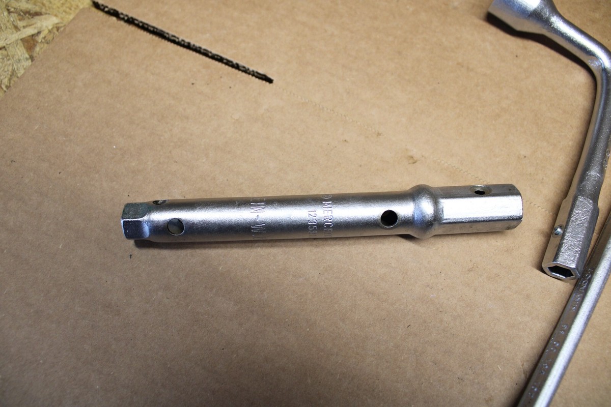 GENUINE OEM MERCEDES-BENZ HEYCO WHEEL LUG NUT WRENCH - 1235810067 
