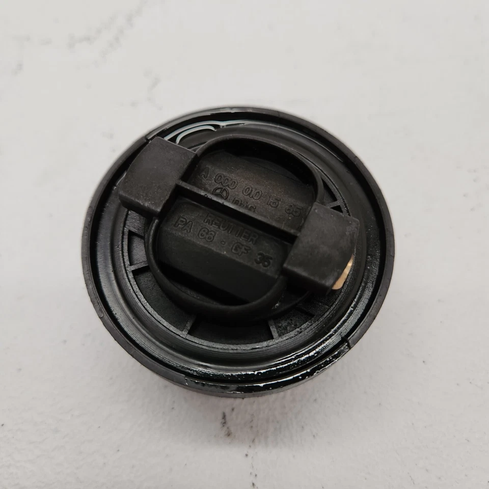 Tapa tapa llenado aceite motor Mercedes Benz C250 12-15 OEM A0000101585 Foto 4 de 4
