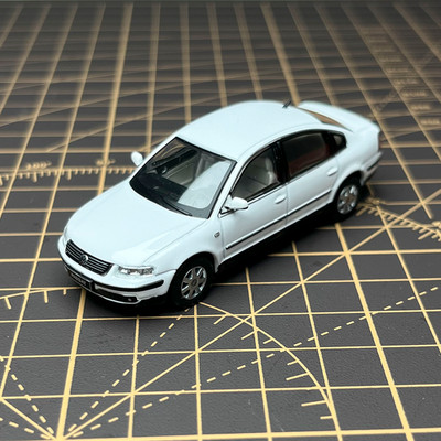 1:64 Die-Cast Model Car - White Passat B5 (5th Gen) Alloy Miniature