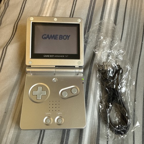Nintendo Game Boy Advance SP Konsole (Silber) mit Jackie Chan Spiel