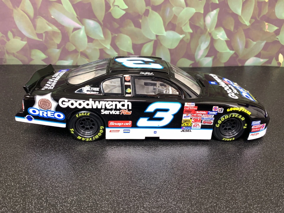 WINNER'S CIRCLE DALE EARNHARDT #3 GOODWRENCH/OREO 2002 MONTE CARLO 1:18 - Image 2 of 4