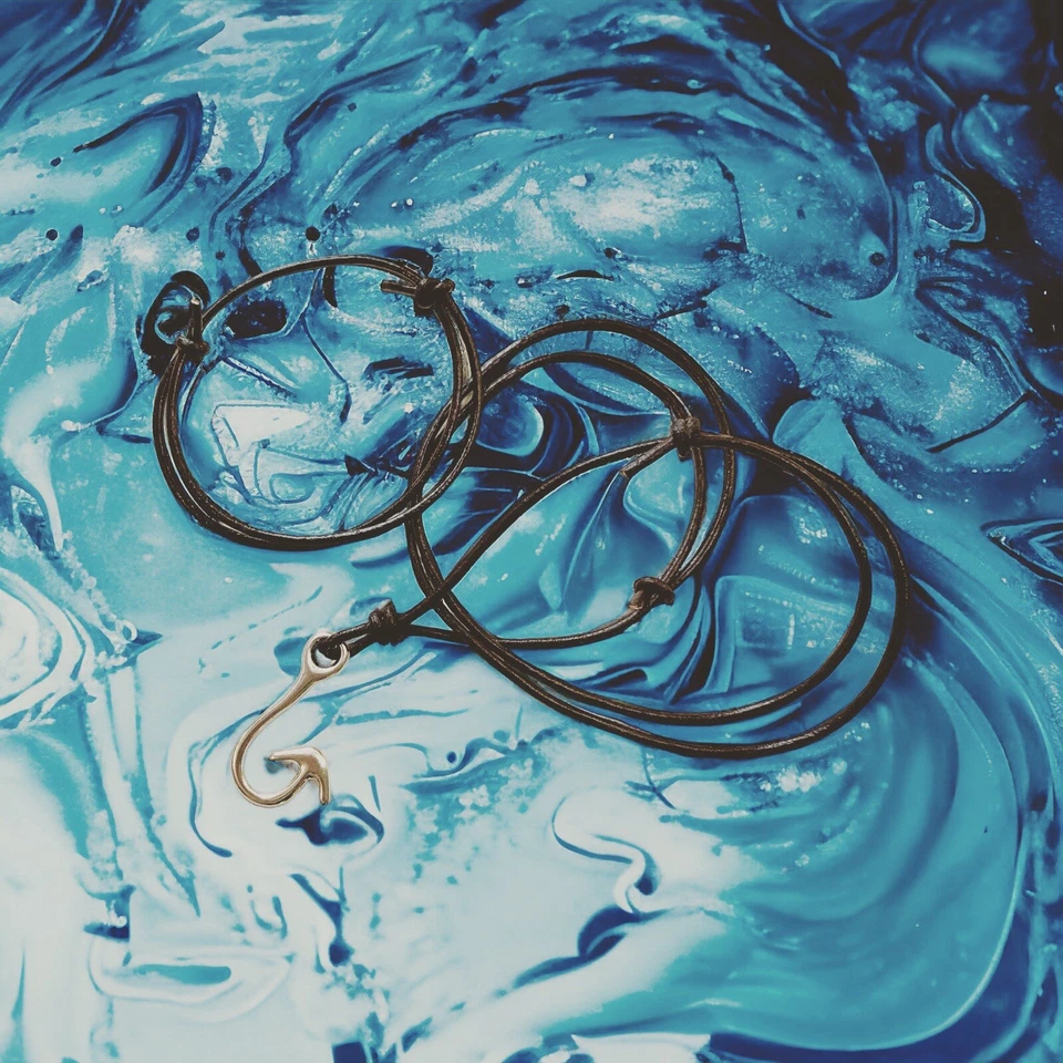 Collar de surfista de cuero con gancho de pez de peltre marrón o negro Foto 2 de 3