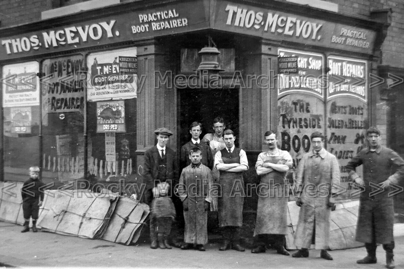 Frente de tienda Avv-84, Thos. McEvoy, fabricante y reparador de botas, sin localizar. Foto