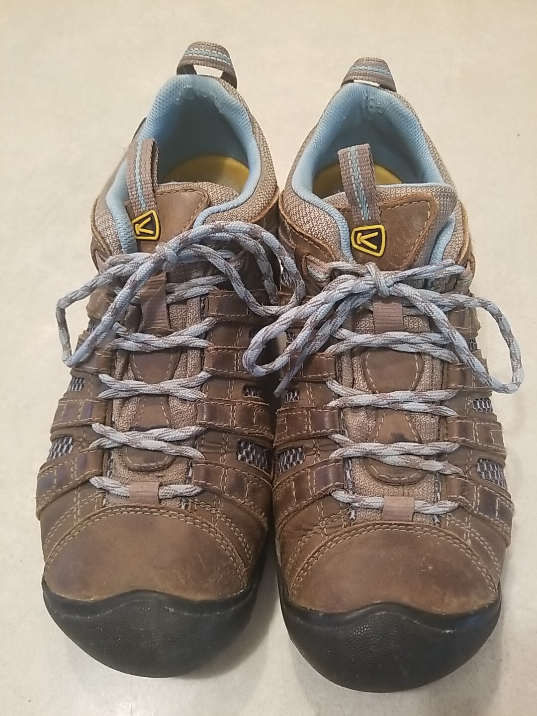 Scarpe da trekking basse KEEN Voyageur in pelle da donna taglia 10 beige