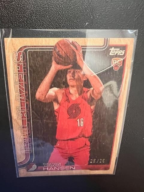 2025-26 Topps #216 Yang Hansen Wood Parallel 25/25 RC Portland Trail Blazers