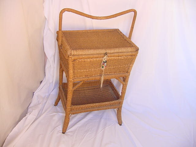 ANTIQUE 1890s OLD VICTORIAN WICKER SEWING BASKET VINTAGE FURNITURE CHEST TABLE