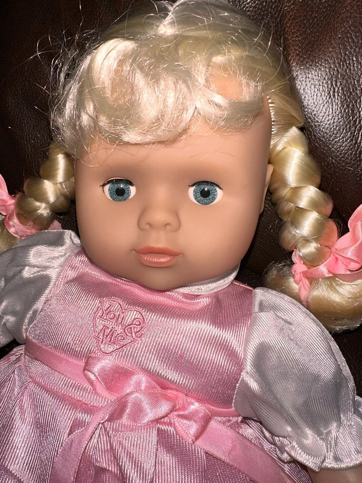Muñeca bebé 12 pulgadas vinilo ojos azules pelo rubio Toys R Us 2017 Geoffrey You & Me Foto 2 de 4