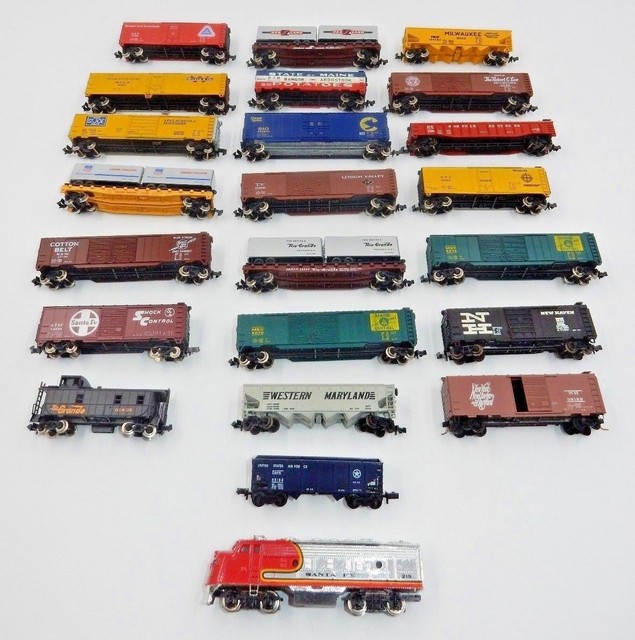 VINTAGE LOT OF 23 NSCALE TRAIN CARS INCLUDES 1 ENGINE BACHMAN ATLAS