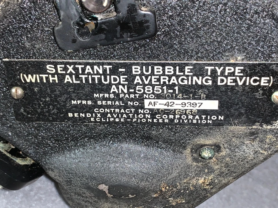 BENDIX WWII Airplane Sextant Bubble Type (With Alt. Averaging Device) AN-5851-1 - Image 2 of 4