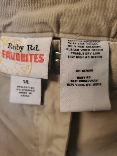 Ruby Rd. Favorites Women's Capri Pants Size 14 Tan Stretch Flat Front Pockets - Picture 3 of 3