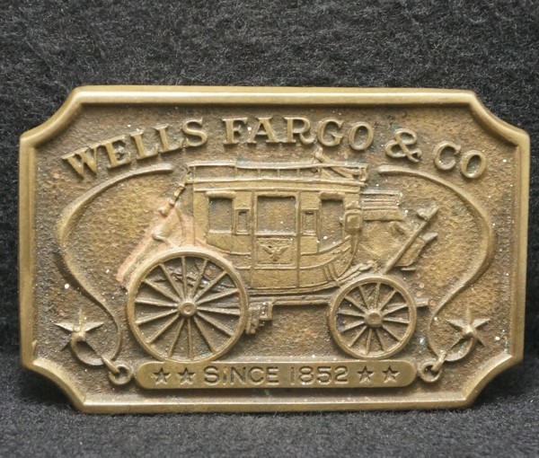 XA11140 VINTAGE 1973 **WELLS FARGO & CO.** ADVERTISEMENT MENS BRASS BELT BUCKLE