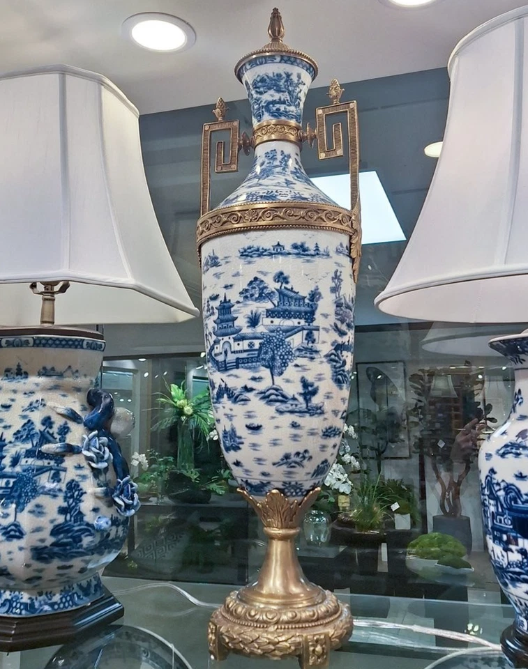 JARRÓN TROFEO PORCELANA SAUCE AZUL ESTILO ART DECO CON BRONCE ORMOLU-33""H Foto 3 de 4