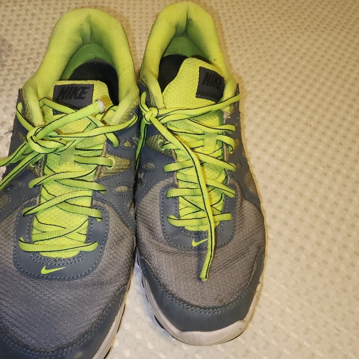 NIKE EUC MENS SIZE 9.5 REVOLUTION 2 RUNNING SNEAKERS SHOES  display picture 2