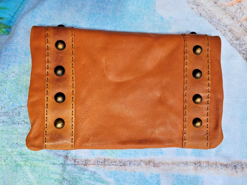 Bolso sin asas Carla Mancini de cuero marrón cierre magnético 7"X 11" Foto 3 de 4