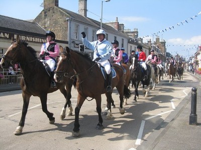 Foto A2 Reiten auf den Märschen bei Sanquhar Die Reiter kehren nach dem Tun zurück c2015