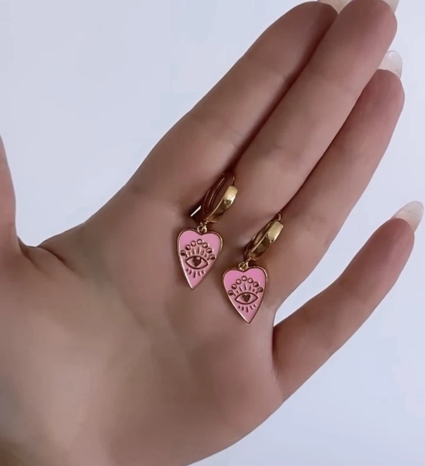 Pendientes de aro colgantes de corazón mal de ojo esmalte rosa relleno de oro amarillo Foto 2 de 4