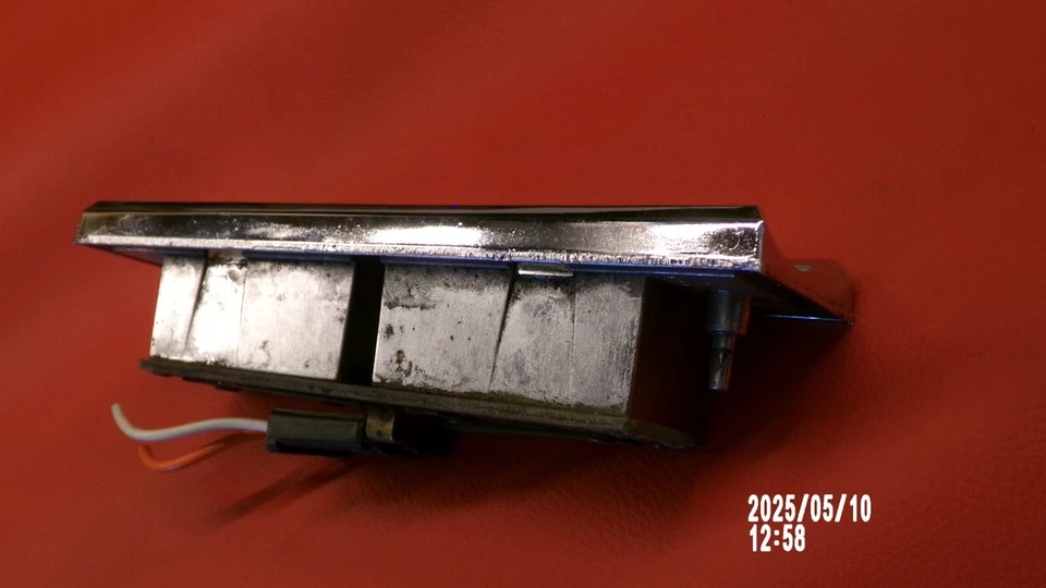 1971 - 1976 Cadillac Deville Eldorado Door Panel Courtesy Light Bezel Housing Foto 4 de 4