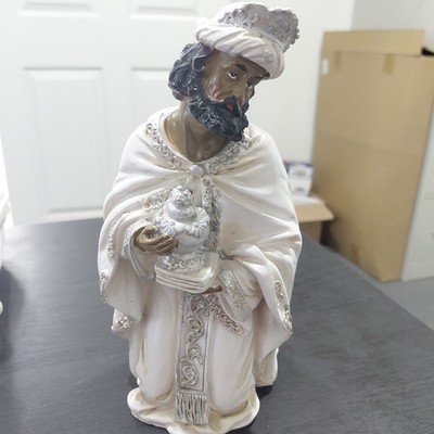 Glitzhome Ivory Resin Nativity Figuirine. Wiseman